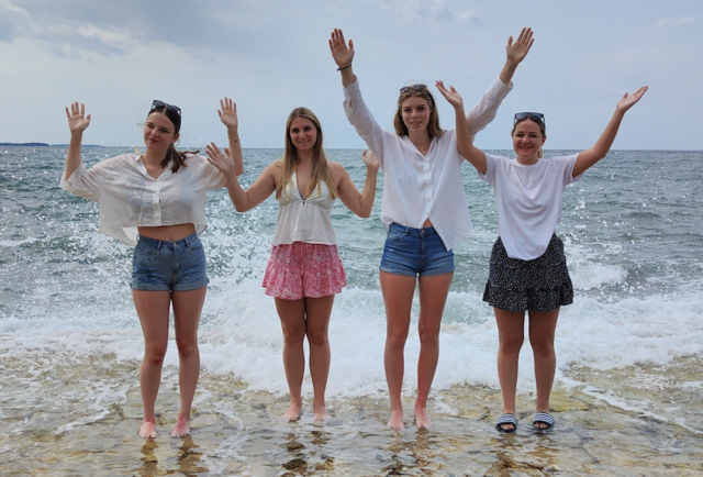 Leonie Landauer, Katharina Schindler, Carola Weiser und Jeanine Maierhofer am Strand. | Foto: Daniela Dangl