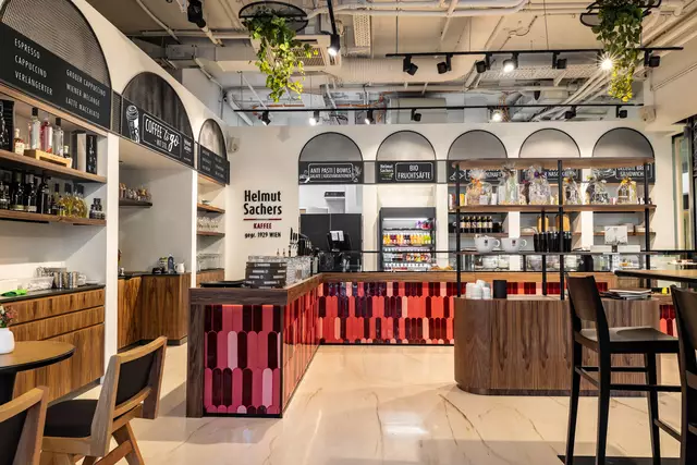 Für das neue Café hat man sich für ein modernes Ambiente entschieden.  | Foto: Helmut Sacher Kaffee