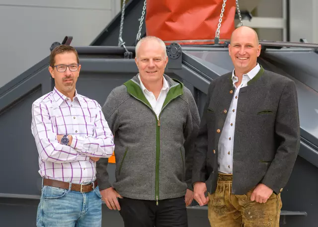 Die Nahwärme Krieglach ist ein Generationenprojekt und wird zusammengehalten von Seniorchef Andreas Grabner (Mi). Für die Geschäftsführung der Nahwärme Krieglach GmbH zeichnen Christoph Ebner (li.) und Thomas Rossegger verantwortlich. | Foto: Nahwärme Krieglach