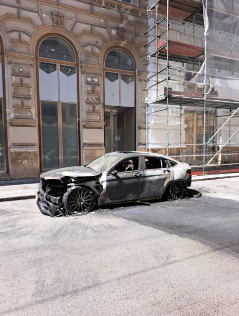 Ein unbekannter soll drei Brände gelegt haben - unter anderem soll er dieses Fahrzeug in der Heßgasse (1. Bezirk) angezündet haben. | Foto: LPD Wien
