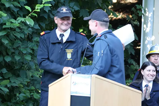 Gerald Keiblinger dankt Johann Kellner | Foto: BFKDO Tulln/Stefan Öllerer