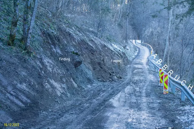 Bild 02: notdürftige Reparaturen am Gramlachweg hielten nicht auf Dauer und es folgte eine Dauersperre und über das Jahr 2024 mit teilweiser Freigabe und einen Abschnitt als Schiebestrecke auf eine Länge von ca. 200 m.    | Foto: © Ing. Günter Kramarcsik