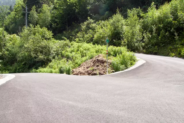 Bild 17: Einbindung der Forstwegkehre in den Radweg. Ab hier ist der Forstweg in das Eigentum der Stadt Landeck als öffentlicher Radweg übernommen! | Foto: © Ing. Günter Kramarcsik