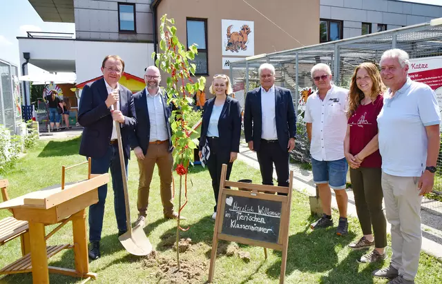 Bürgermeister Matthias Stadler unterstützte den Umbau und brachte zur Eröffnung auch einen Schattenspender für den Garten. 

Weiters am Bild: TSV-Obmann Thomas Kainz, Schriftführerin Patricia Hermanek, Landtagsabgeordneter Martin Antauer, das neueste Ehrenmitglied Ernst Hörhager, TSV-Geschäftsführerin Alexandra Leitold und Ehrenobmann Willi Stiowicek | Foto:  Josef Vorlaufer