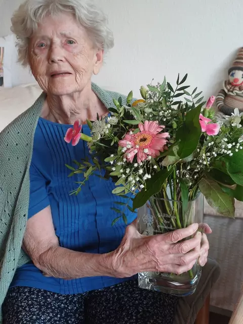 Edith Moser bekam vom Bürgermeister Thomas Freylinger einen Blumenstrauß überreicht und von Pfarrer Naidu einen seidenen Schal. | Foto: Andrea Mayr 