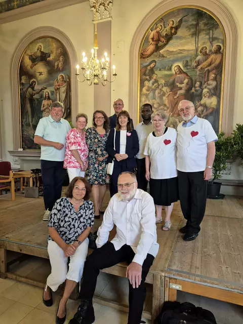 Eröffnung der Ausstellung: stehend von links – STR Peter Maschat, GR Claudia Schwarz, GR Teresa Voboril, Pf. Adolf Valenta, BM Silvia Drechsler, P. Olivier Ongway Matondo SVD, Elisabeth und Klaus Pollheimer; sitzend Ursula Walther und P. Hermann Oehm SVD, auf dessen Anregung die Jubiläumsfeierlichkeiten zurückgehen.