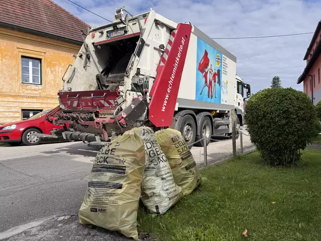 Die "Echten Mistkerle" – die Entsorgungsprofis der Firma Steiner – bei der Gelbe-Sack-Sammlung in der Gemeinde Micheldorf. | Foto: Brandstätter