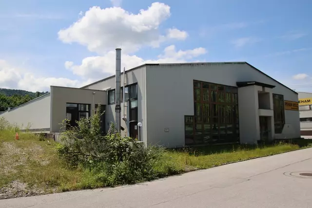 Das Gebäude einer ehemaligen Holzfirma wird für den Bauhof adaptiert.