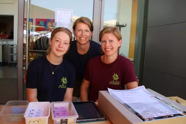 Tatkräftig mitgeholfen haben Marion, Monika und Margit.