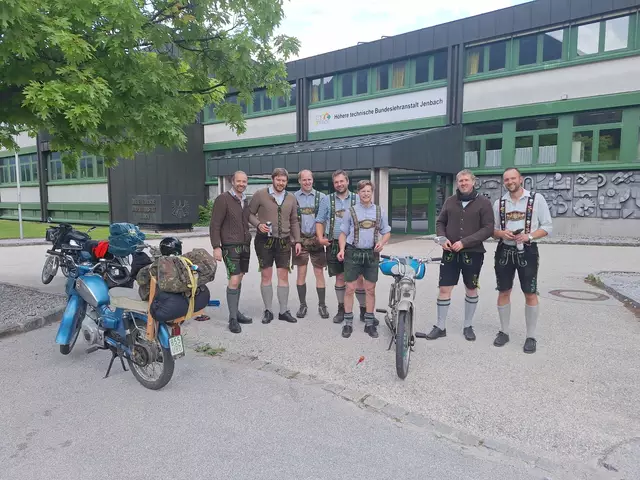 Die Männer vom Zündapp-Club aus Lenggries haten großes Glück, dass das Motorrad vor der HTL Jenbach einging.  | Foto: privat