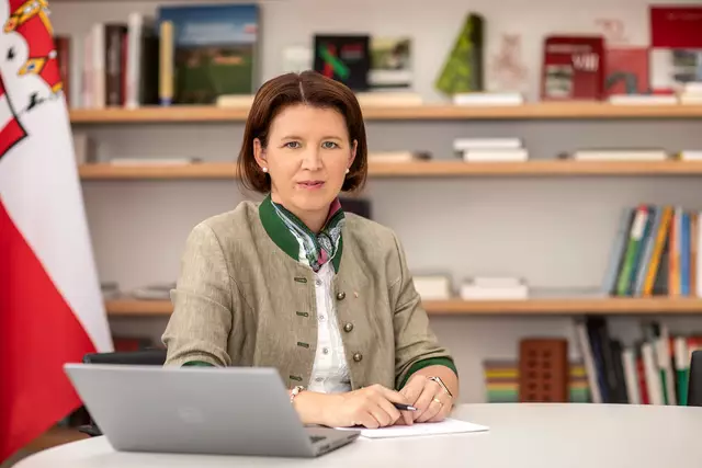 Agrar-Landesrätin Michaela Langer-Weninger plädiert für ein Wolfsmanagement, das den Ausgleich zwischen Lebensrealität und Artenschutz schafft. Die neue, verschärfte Oö. Wolfsmanagementverordnung trägt dem Rechnung.  | Foto: Land OÖ/Tina Gerstmair