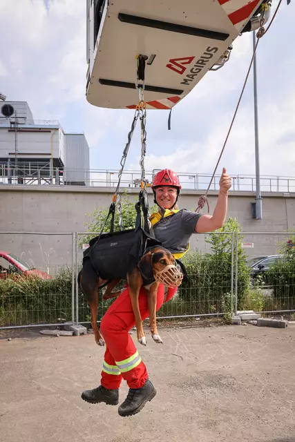 Besonders herausfordernd war die Abseil-Station, bei der das Mitfliegen am Seil eines Hubschraubers mithilfe eines Feuerwehrkrans simuliert und trainiert wurde. | Foto: ÖRHB