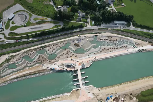 Oberhalb erkennt man die sich schlängelnde Fischwanderhilfe. | Foto: VERBUND