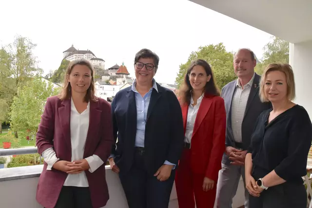 Im September 2024 präsentierte das Projekt "PulsCare" in Kufstein Resultate aus einer Online-Befragung zur Berufszufriedenheit im Pflegebereich.
Im Bild: KUUSK-Geschäftsführerin Melanie Steinbacher, Projektkoordinatorin Carmen Schwinghammer, Renate Wildbichler (MCI), Josef Ritzer (Obmann des Vereins KUUSK) und Pflege-Campus-Direktorin Claudia Schweiger (v.l.) wollen die Pflegesituation in der Region verbessern. | Foto: Barbara Fluckinger