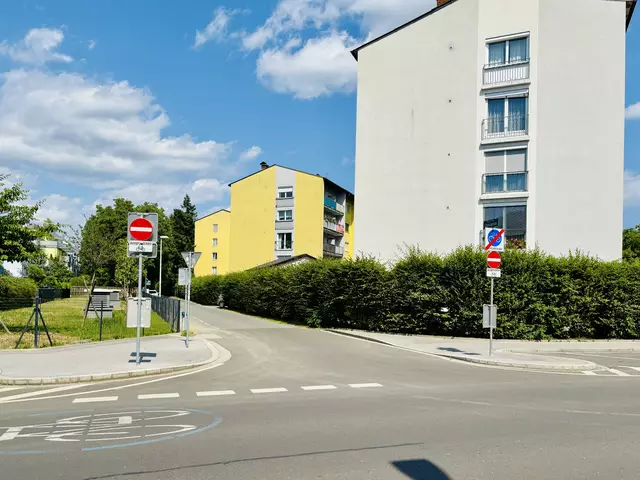 Die Idylle trügt: MeinBezirk-Leser melden, dass die Einbahnregelung in der Gluckgasse von einigen Verkehrsteilnehmern ignoriert wird. | Foto: MeinBezirk