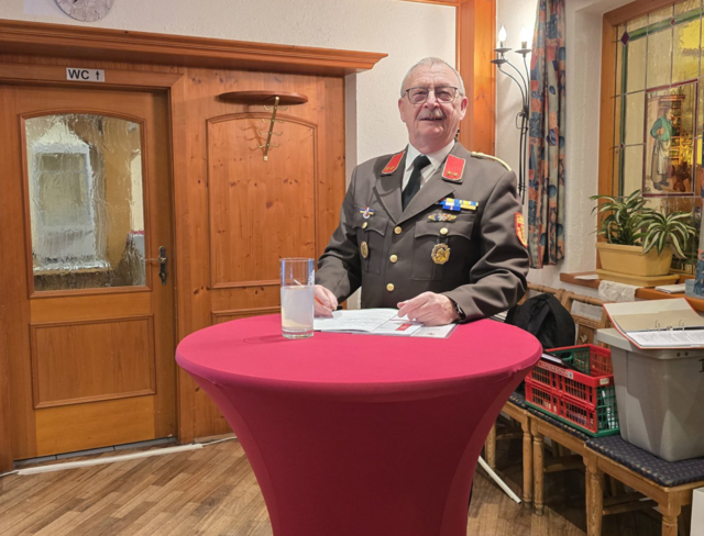 Für seine herausragenden Verdienste wurde Peter Altphart Anfang des Jahres der Ehrendienstgrad von der Feuerwehr Pyhra-Markt verliehen. | Foto: FF Pyhra-Markt