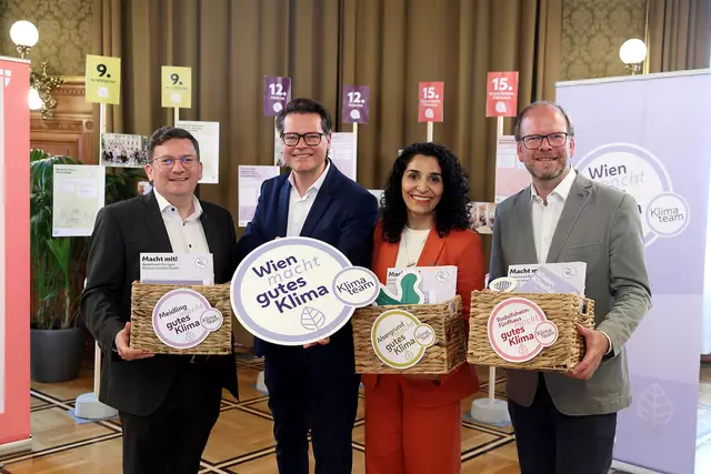 Klimastadtrat Jürgen Czernohorszky (zweiter v. l.) und die Bezirksvorsteherinnen und -vorsteher (V.l.) Wilfried Zankl, Saya Ahmad und Dietmar Baurecht (alle SPÖ).  | Foto: Stadt Wien/Martin Votava