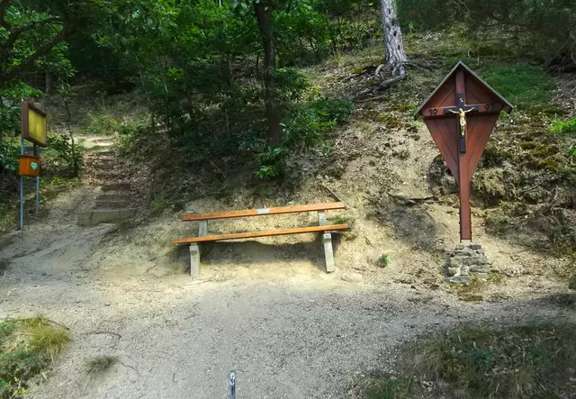 Das Gipfelplatzerl mit Kreuz und Rastbank