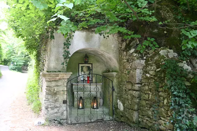 Waldkapelle, hier kommt man zur 4,5 km langen Umschließungsmauer