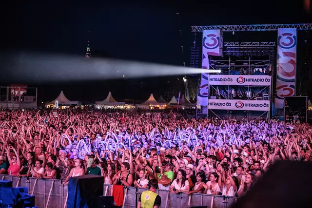 Bei heißem Wetter haben zahlreiche Menschen die Donauinsel auch beim dritten und letzten Tag vom 42. Donauinselfest besucht. | Foto: Donauinselfest/Flickr