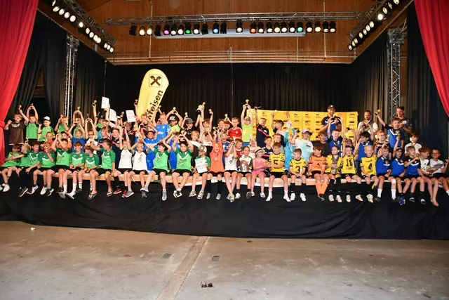 Die Teams der U10 Mannschaften bei der Siegerehrung in der Greimhalle. | Foto: Anita Galler