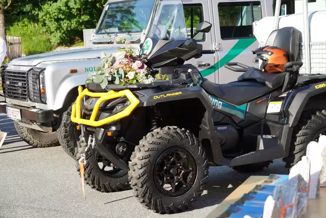 Das im Jahr 2023 gekaufte Quad wurde nun vom Pfarrer geweiht. | Foto: Nicole Hettegger