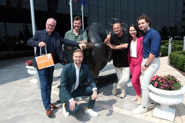 Günther Baschinger (Obmann der WKO Grieskirchen), Mario Hofer (hinten, Purolex-Gründer), Michael Wimmer (vorne, JWOÖ-Landesvorsitzender), Ulrich Kubinger (VTA Geschäftsführer), Sarah Radinger (Leiterin JWOÖ), Marc Simmer (Sihga-Geschäftsführer), v. l.  | Foto: Andreas Maringer