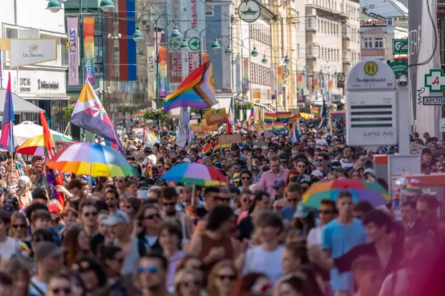 Polizisten haben beobachtet, wie ein 23-Jähriger aus dem Bezirk Linz-Land bei der "Linzpride" am 21. Juni, den Hitlergruß gezeigt haben soll.  | Foto: Jakob Koch