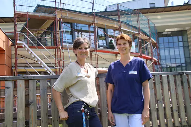 Eveline Bayrhamer mit Pflegedienstleiterin Birgit Kornauer.