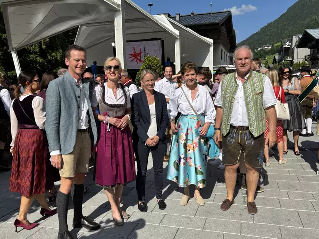 BGM Alois Hasenauer,  ÖSV-Präsidentin Roswitha Stadlober, Staatssekretäring Michaela Schmidt,  Landtagspräsidentin Brigitta Pallauf, Bartl Gensbichler | Foto: MeinBezirk