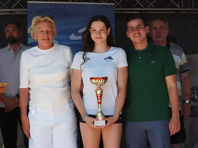 Die Gmundner Stadtmeister 2025
v. l. n. r.: Christine Hinterwirth, Stadtmeisterin Maria Maak, Sportreferent Maximilian Attwenger