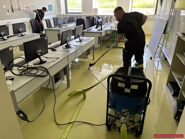 Betroffen waren unter anderem der Garderobenbereich, mehrere Klassenzimmer, Technik- und Serverräume. | Foto: FF Neuhofen