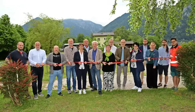 Wegbegleiter des Projekts eröffneten gemeinsam das das Strandbad. | Foto: Marion und Reinhard Hörmandinger