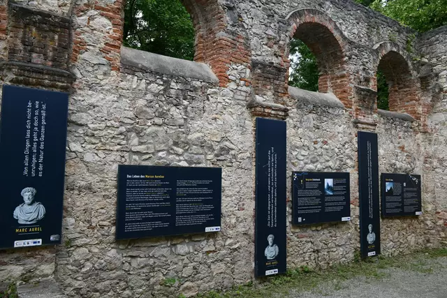 Jetzt sind da auch Tafeln über Römer und Kaiser Marc Aurel angebracht