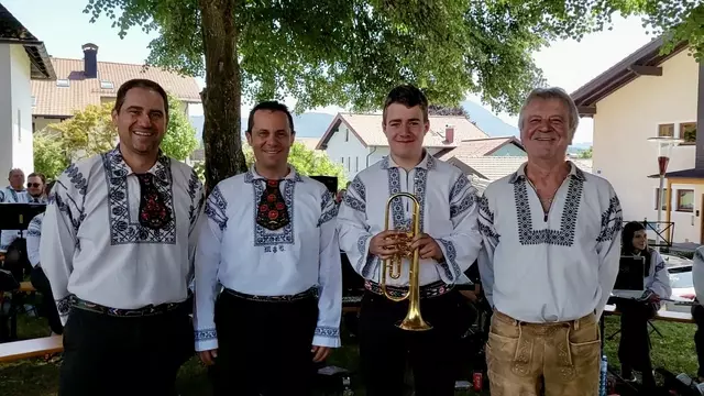 Anlässlich des 75. Jubiläums der Siebenbürger Blasmusik wurde den Musikanten eine neue Trompete überreicht. Im Bild: Hermann Wagner (Obmann der Musikkapelle), Jungkapellmeister Gypas Gerasimos (besser bekannt als Makis), Jungmusiker Leo Wallner mit der neuen Trompete und Gerhard Alzner, Obmann des Vereins Nachbarschaft Elixhausen. | Foto: Ortsmusikkapelle Elixhausen