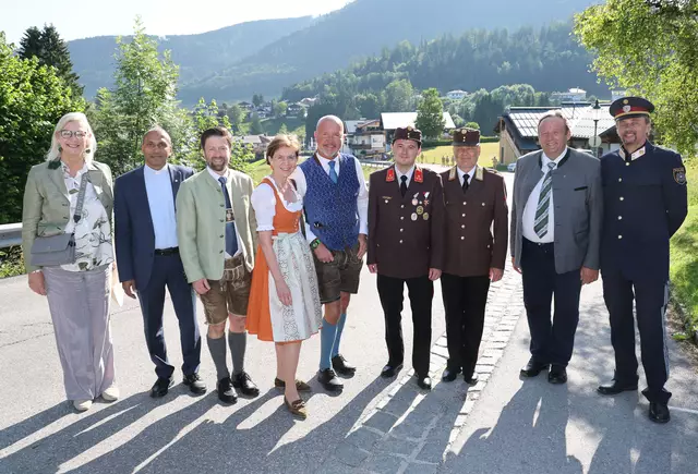 Im Bild von links: Bezirkshauptfrau Karin Gföllner, Pfarrer Thomas Kunnappallil, Bürgermeister Gerald Klaushofer (Faistenau), Landtagspräsidentin Brigitta Pallauf, 2. Landtagspräsident Andreas Teufl, Helmut Schöpp (Feuerwehrkommandant Faistenau), Günter Trinker (Landesfeuerwehrkommandant Salzburg), Landtagsabgeordneter Anton Zuckerstätter und der zuständige Polizeikommandant Gottfried Kontschieder. Faistenau, | Foto: Land Salzburg/Franz Neumayr