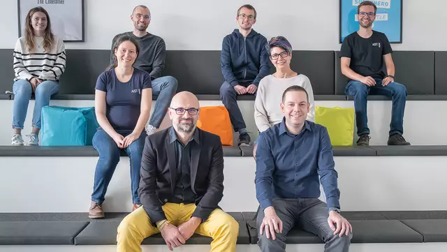 Bluesource-Softwareentwickler und FH-OÖ-Vertreter: Christine Becker (l.), Helga Ludwig (2.v.l.), Martin Heindl (3.v.l.), Ulrich Bodenhofer (4.v.l.), Daniel Stütz (4.v.r.), Karin Scheiblhofer (3.v.r.), Thomas Otzasek (2.v.r.) und Andreas Pointner (r.). | Foto: bluesource