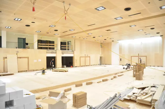 Der Innenausbau der neuen Turnhalle schreitet zügig voran. Bis zur Eröffnung in wenigen Tagen wird alles fertig sein. | Foto: Dorn