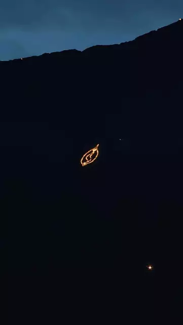 Eine brennende Vulva an der Nordkette über Innsbruck. | Foto: Vulvapyro Crew