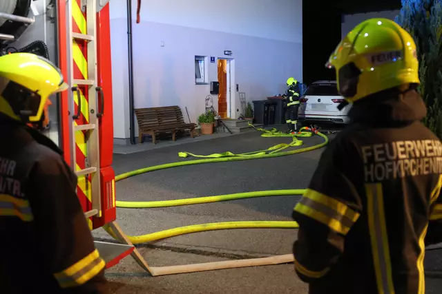 Der Brandverdacht bestätigte sich nach Eintreffen der zwei örtlichen Feuerwehren.