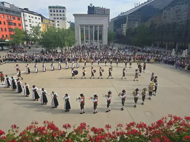 Am Landhausplatz fand zum Abschluss des Festaktes ein Showblock statt, wo drei Kapellen zeigten, wie vielseitig Musik in Bewegung sein kann. | Foto: BVT