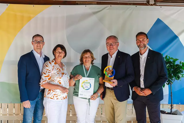 Dorfhelden Zwettl: Stadtrat Wolfgang Huber, Obfrau Maria Forstner, Dorfheldin Edith Bruckner, LH-Stv. Stephan Pernkopf, Stadtrat Thomas Weiss. | Foto: Benjamin Wald