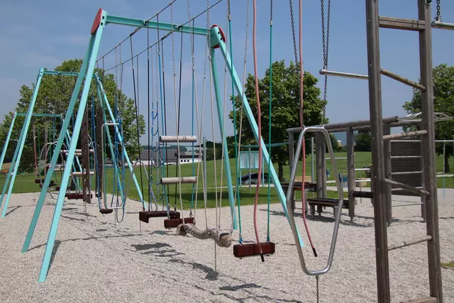 Vielfältige Aufgaben sind an der Kletterstrecke zu lösen.