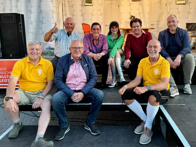 Vizebürgermeister Günther Prinz, Helmut Schnabl, Bürgermeister Josef Schaden (1. Reihe)
Heinz Schierhuber, Max Mayerhofer, Eva-Christina Binder, David Czifer, Alexander Dürr (2. Reihe) | Foto: Marktgemeinde Schweiggers