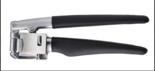 Von der IKEA 365+ VÄRDEFULL Knoblauchpresse in schwarzer Farbe könnten sich bei Gebrauch kleine Metallteilchen ablösen und ins Essen gelangen. | Foto: Inter IKEA Systems B.V. 2025