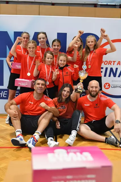 Das Mädchenteam mit ihrem stolzen Trainerteam | Foto: Bernhard Walder