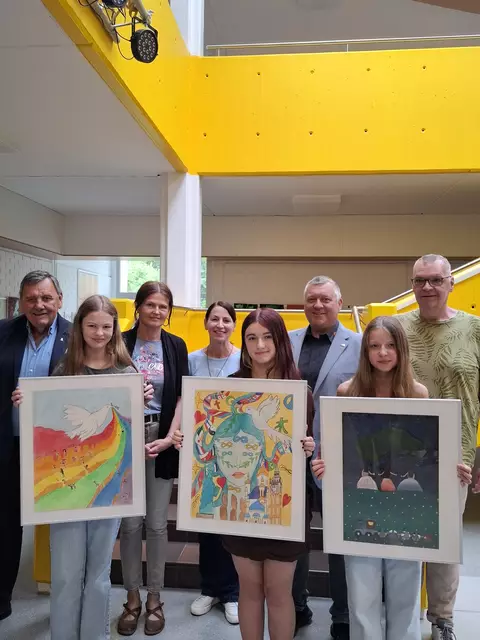 Sieger aus der Kreativ-Mittelschule Stift Zwettl beim Friedensplakatwettbewerb. | Foto: MS Stift Zwettl