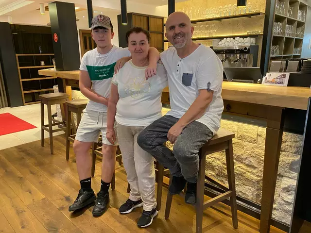 Die neuen Kirchenwirt-Betreiber, Familie Dogjani, setzen auf österreichische und italienische Spezialitäten. | Foto: Haberl