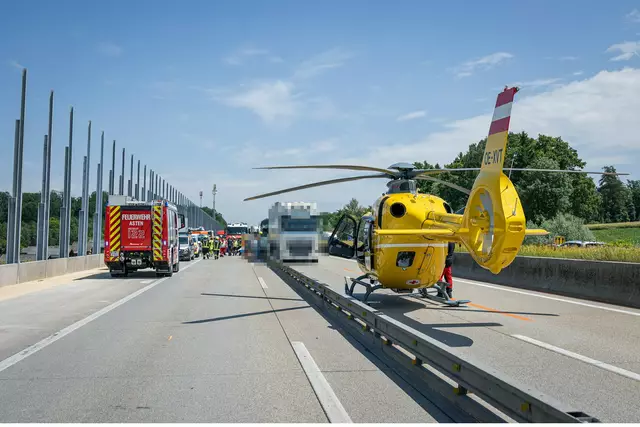 Im Baustellenbereich Asten-St. Florian krachte der Bus heute Nachmittag auf einen vorausfahrenden Sattelschlepper. | Foto: TEAM FOTOKERSCHI / ANTONIO BAYER