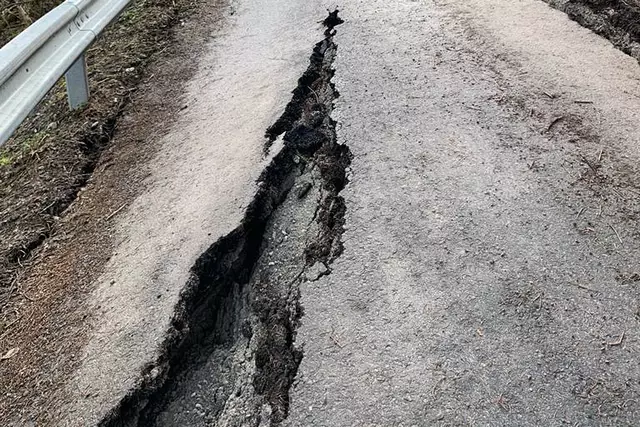 Bild 03: die ersten Anzeichen von Radwegsetzungen und Hangrutschungen am Gramlachweg. | Foto: © Ing. Günter Kramarcsik